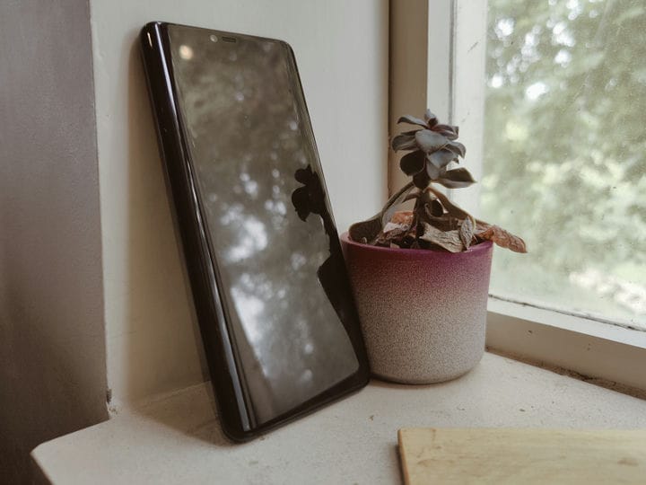 Камера цветного фильтра OnePlus 8 Pro теперь практически бесполезна в помещении