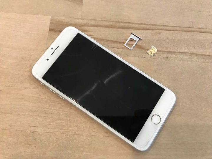 Jak usunąć kartę SIM z iPhone'a?